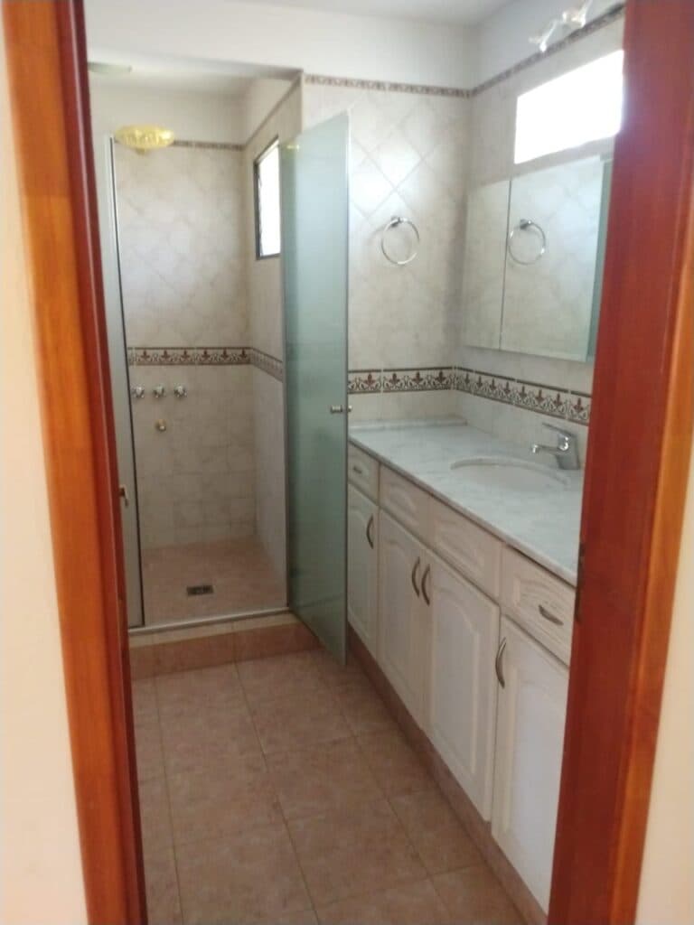 Amplia casa, ideal inversión!