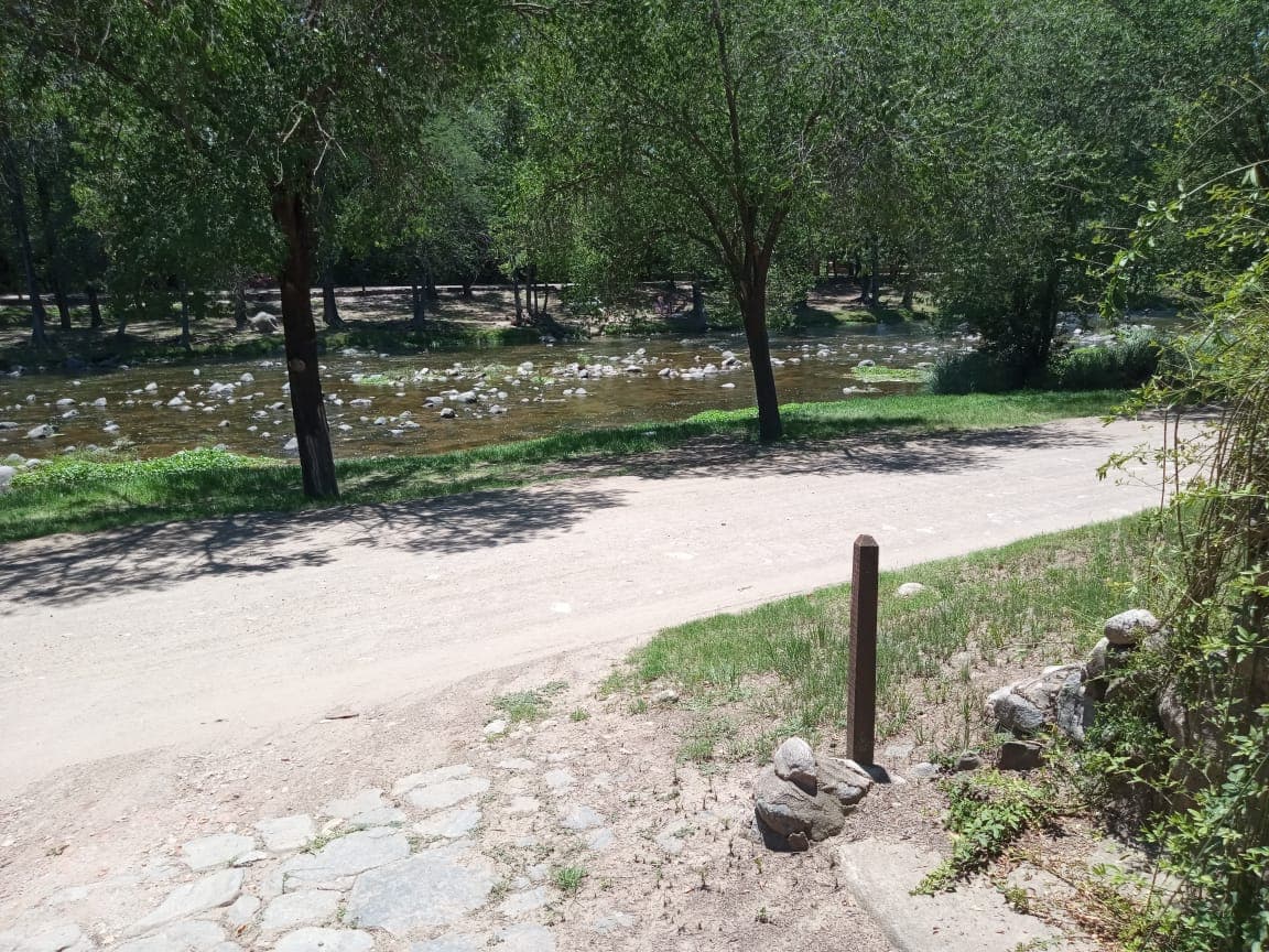 Complejo de 4 cabañas, frente al Rio de Santa Rosa de Calamuchita