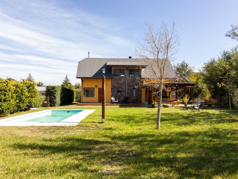 Hermosa casa con parque y piscina en Villa General Belgrano