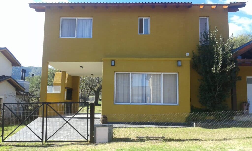 Amplia propiedad en excelente barrio!